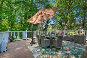 Adorable Beach Cottage with Hot Tub and Tiki Bar!